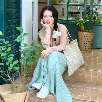 黑白照片的少女